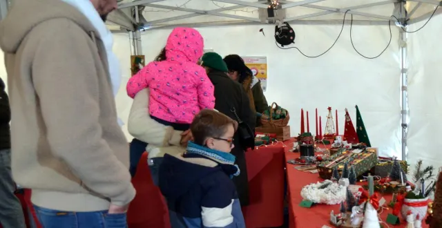 photo  lors du marché près des réalisations des « drôles de dames ».  &copy;  le maine libre 