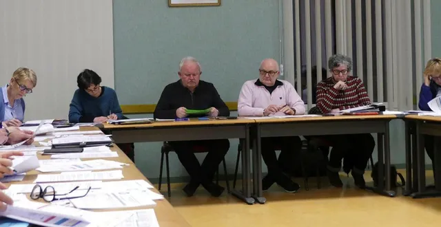 photo  le conseil, réuni lors d’une réunion en mars dernier.  &copy;  archives le maine libre 