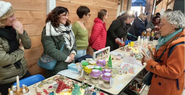 photo  à la tombée de la nuit, au marché couvert, une vingtaine d’étals diffusaient des arômes de réveillon.  &copy;  ouest-france 