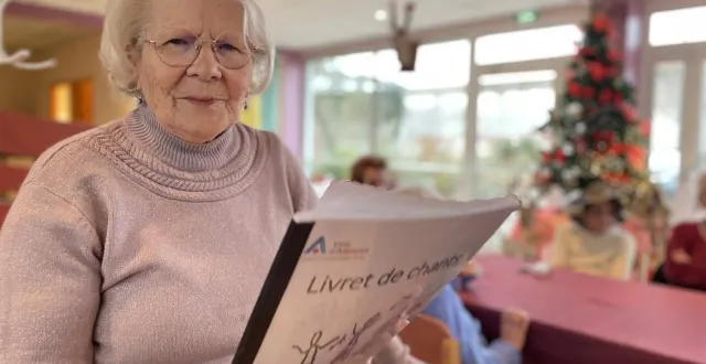 photo  marcelle manoury, 90 ans, pousse la chansonnette devant les autres résidents. enfant déjà, elle aimait entonner des chants de noël. « c’étaient des moments heureux. »  &copy;  ouest-france 