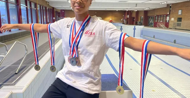 photo  eva fogang pose avec ses sept médailles autour du cou, remportées lors des championnats de france benjamin(e)s à dunkerque.  &copy;  le maine libre 