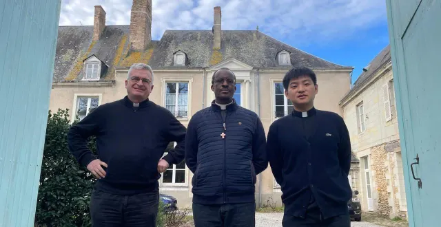 photo  ces trois prêtres de la flèche viennent chacun d’un continent différent : dans leur région d’origine, on remarque des nuances dans la façon de célébrer noël, encore en décembre 2025.  &copy;  le maine libre – louis gohin 