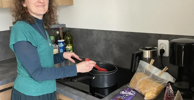 photo  aurélie ruillé prépare des roses des sables pour noël. elle commencera vraiment le défi après les repas de fêtes.  &copy;  le maine libre 