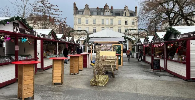 photo  le marché de noël n’a pas attiré les foules pour cette deuxième édition place molière.  &copy;  ouest-france 
