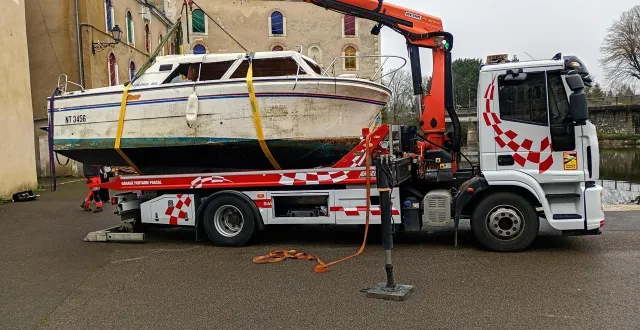 photo  le bateau est reparti sur le plateau de la dépanneuse du garage fontaine.  &copy;  ouest-france 