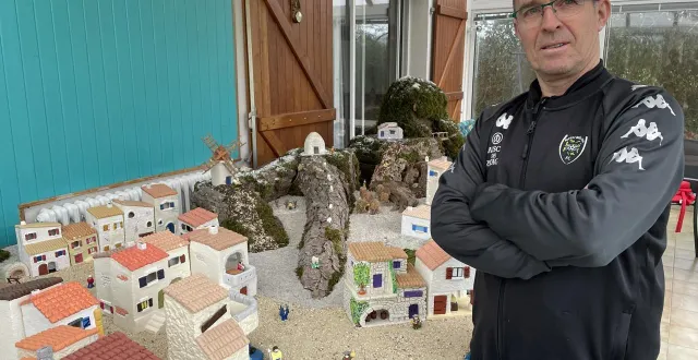 photo  depuis l’âge de 7-8 ans, ronan doussal est passionné de santons. il a fabriqué lui-même des dizaines de maisons et personnages pour réaliser une crèche de noël dans sa véranda à clohars-carnoët (finistère). cette année, le village provençal du retraité fait 7 m2 .  &copy;  ouest-france 