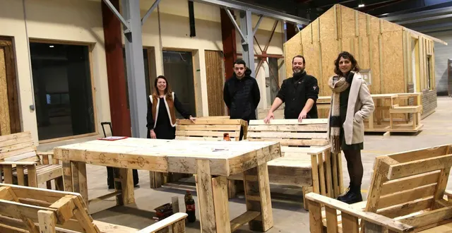 photo  léo le neillon avec, à sa droite jessica michaud, directrice de forma.clé, et à sa gauche cédric huellou, formateur technique, et aline carré, conseillère à la mission locale, derrière le salon d’extérieur réalisé en bois de récupération dans les locaux de synergie, à montrevault-sur-èvre.  &copy;  ouest-france 
