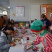 photo  enfants et adultes étaient invités à fabriquer des décorations de noël. 