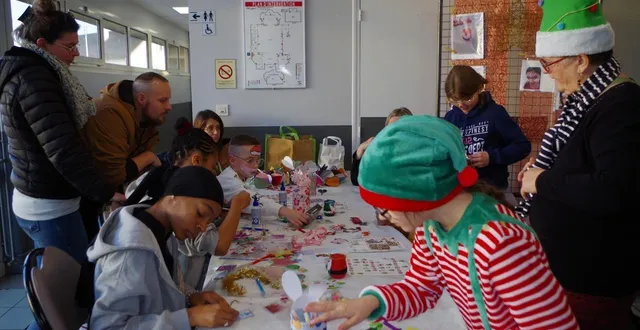 photo  enfants et adultes étaient invités à fabriquer des décorations de noël.  &copy;  le maine libre 