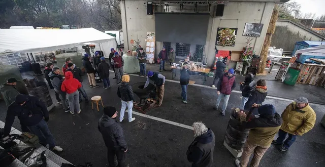 photo  sur l’autoroute a64, vers carbonne (haute-garonne), les agriculteurs maintiennent leur mobilisation lors du réveillon de noël.  &copy;  valentine chapuis / afp 