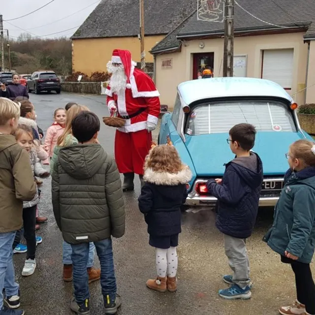 photo sous les éclats de klaxon, les enfants acclament le père noël qui sort enfin de sa ds, pour leur plus grand bonheur  ©  photo le maine libre