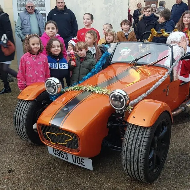 photo sourires et regards émerveillés au moment de l’arrivée du père noël.  ©  photo le maine libre