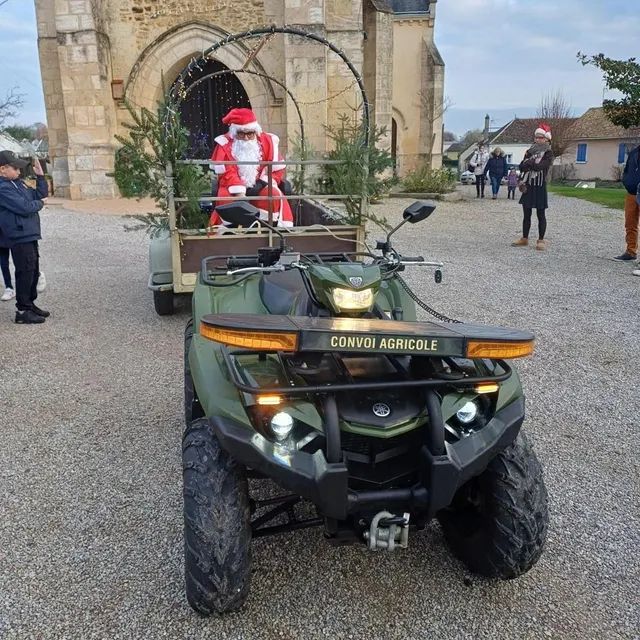photo le père noël est arrivé en quad pour la distribution de friandises à saint-vincent-des-prés.  ©  photo le maine libre