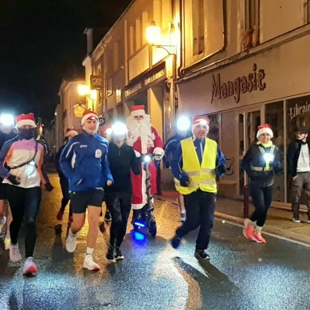 photo en trottinette et entouré de ses « lutins sportifs », le père noël fait une entrée magique sur la place de bonnétable.  ©  ml