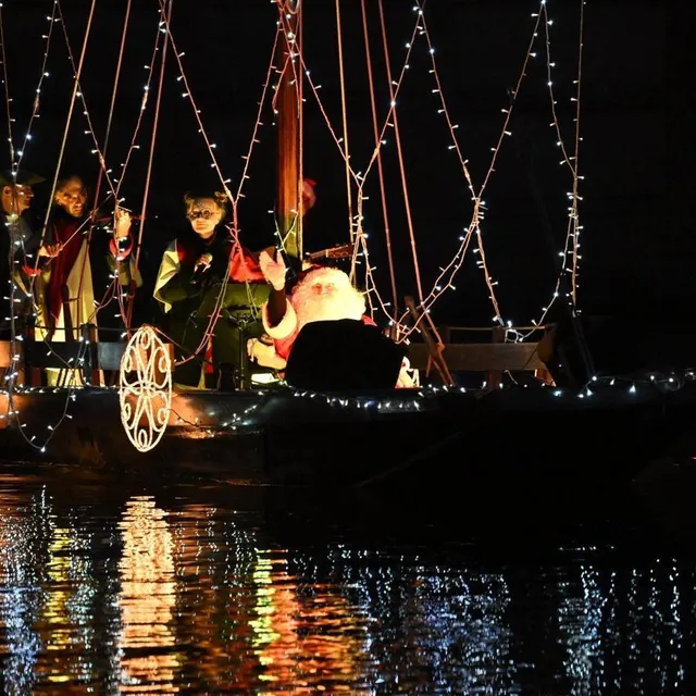 photo au mans, le père noël arrive traditionnellement en bateau.  ©  photo le maine libre