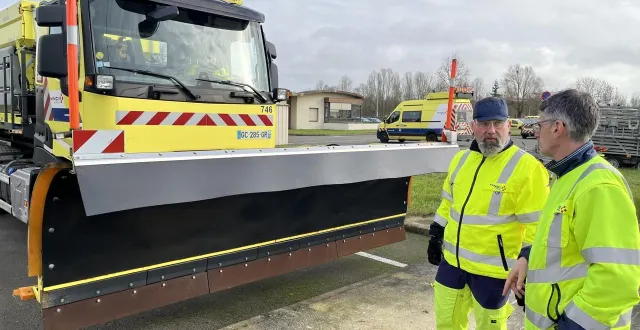 photo  les camions sont équipés de lames avec deux racloirs, l’un en acier, l’autre en caoutchouc.  &copy;  ouest-france 