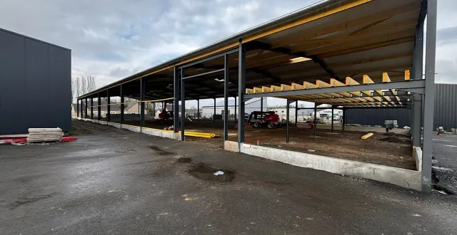 photo  le bâtiment de l’entreprise cm services à bécon-les-granits, totalement détruit en décembre 2024, est en pleine reconstruction.  &copy;  cm services 