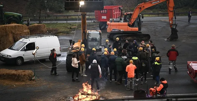 photo  sur l’a64 et l’a63, la mobilisation reste importante.  &copy;  afp - christophe archambault 