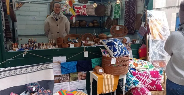 photo  capucine de vaublanc, dans le chalet du marché de noël de la cité plantagenêt où elle présente pour la première dans ces conditions les produits d’artisanat mexicain de mimande.  &copy;  ouest-france 