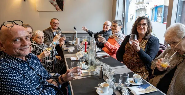 photo  le mans, mercredi 24 décembre 2025. le temps d’un repas, bénévoles et personnes accompagnées par les petits frères des pauvres ont terminé l’année en beauté.  &copy;  le maine libre - xavier sarrat 
