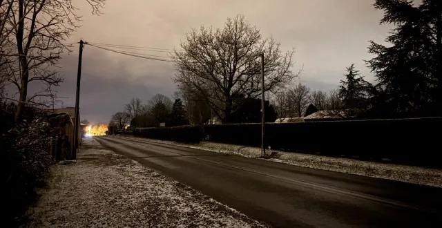 photo  comme l’avait annoncé météo france, la neige est tombée en maine-et-loire durant la nuit de noël. les principaux axes routiers restent toutefois praticables.  &copy;  ouest-france 