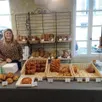 photo clémence beuvier présente les pains et productions boulangères d’antoine, son mari,dans leur boutique du vieux-mans.