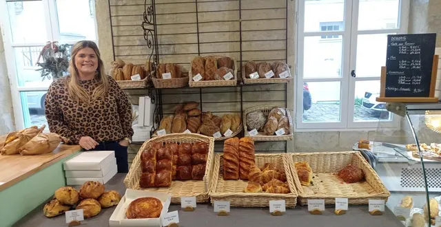 photo  clémence beuvier présente les pains et productions boulangères d’antoine, son mari,dans leur boutique du vieux-mans.  &copy;  ouest-france 
