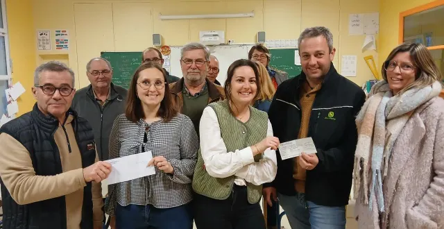 photo  emma briere et anastasia philippon, les enseignantes des deux classes de l’école, ont reçu les chèques.  &copy;  le maine libre 