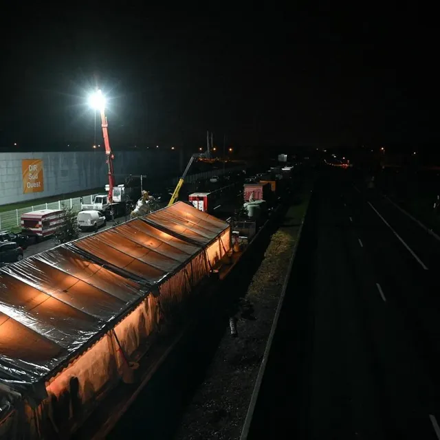 photo une tonnelle de 40 m de long a été installée sur l’a64 à carbonne pour célébrer la messe de noël, mercredi 24 décembre.  ©  matthieu rondel/afp