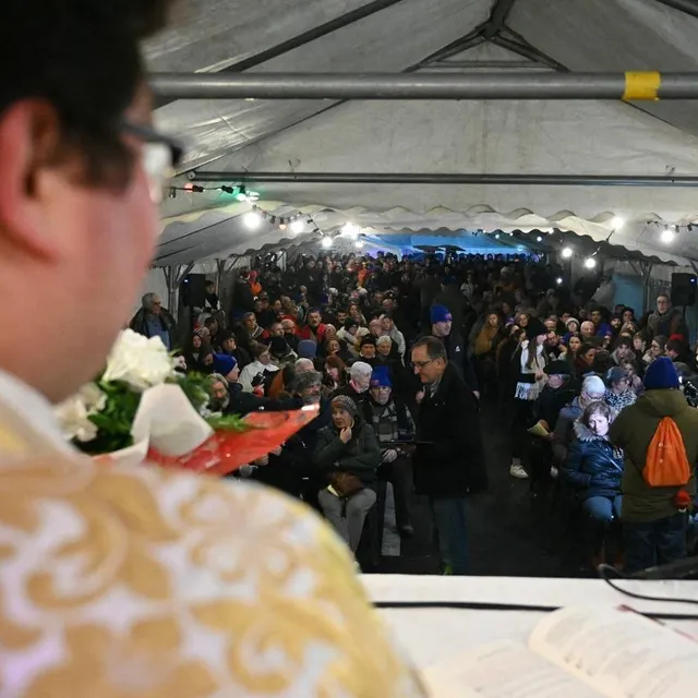 photo près de 300 personnes ont assisté à la messe de noël sur l’a64 à carbonne.  ©  matthieu rondel/afp