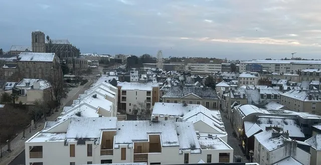 photo  au mans, les toits sont recouverts d’une fine pellicule de neige.  &copy;  photo le maine libre 