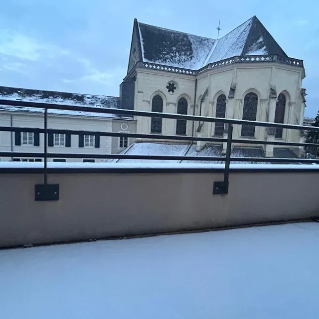 photo au mans, une couche de neige recouvre les balcons et jardins ce matin de noël.  ©  photo le maine libre