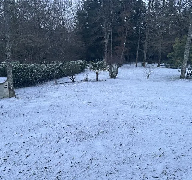 photo la neige a étendu son manteau blanc à parigné-l'évêque.  ©  photo le maine libre