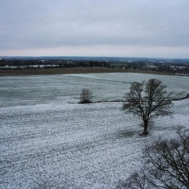 photo la neige a recouvert les champs dans le nord-est de la vendée.  ©  co