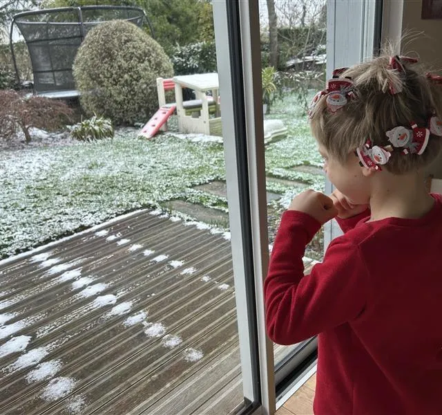photo les enfants émerveillés par la neige au réveil.  ©  co