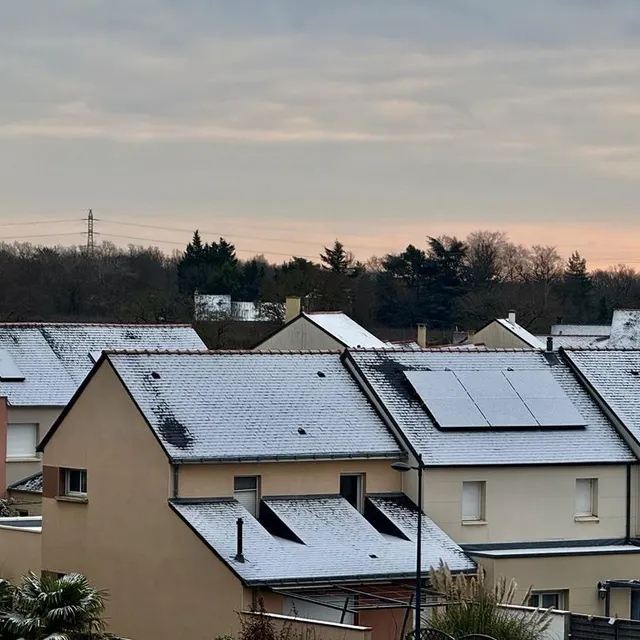 photo à angers, les toits ont été recouverts d’une fine couche de neige.  ©  co