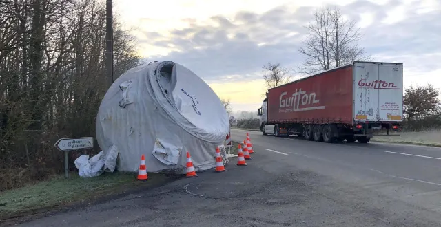 photo  quel est donc ce drôle d’engin au bord de la rd 761 ?  &copy;  co - yvan georget 