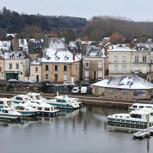 photo une vue du port de sablé-sur-sarthe après l’épisode neigeux de ce jeudi 25 décembre 2025.  ©  ouest-france