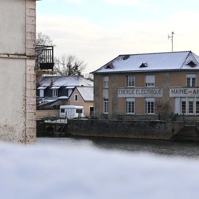 photo des toits enneigés au bord de la rivière, jeudi 25 décembre 2025, à sablé-sur-sarthe.  ©  ouest-france