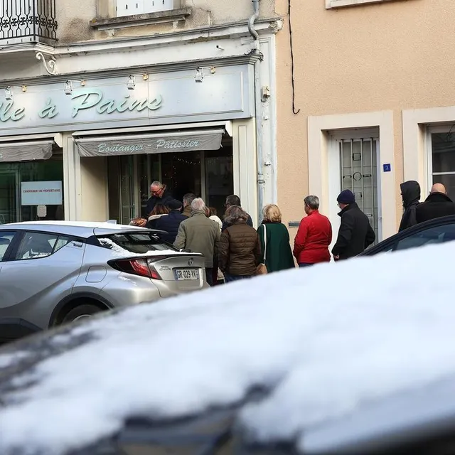 photo la neige et la longue file d'attente devant la boulangerie de la rue gambetta, l'une des rares ouvertes ce jeudi 25 décembre 2025, à sablé-sur-sarthe.  ©  ouest-france