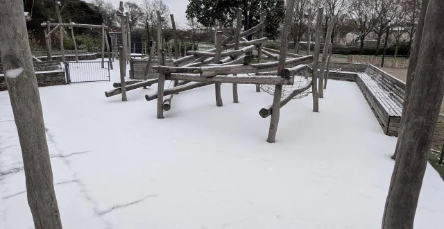 photo  l’aire de jeux pour enfant, au pied de la montée saint-maurice, en bas de la cathédrale d’angers, était immaculée, ce jeudi 25 décembre 2025.  &copy;  ouest-france 
