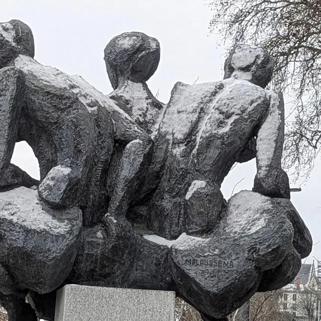 photo près de la place molière, à angers, “les trois amies”, la sculpture de jean-pierre malaussena, auraient bien besoin d’un châle pour protéger leurs épaules du froid.  ©  ouest-france
