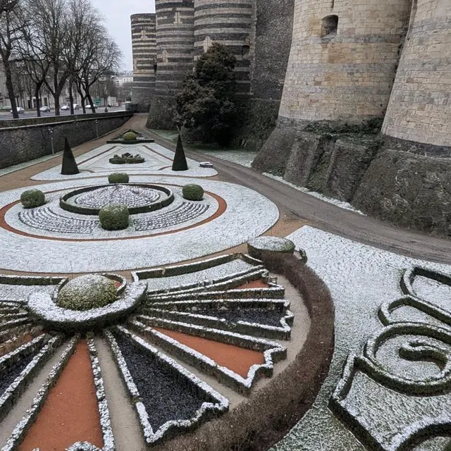 photo les jardins implantés dans les douves du château d’angers étaient magnifiés par la neige.  ©  ouest-france