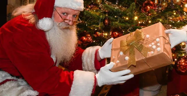 photo  le père noël produira-t-il moins de déchets cette année ?  &copy;  archives le courrier de l’ouest - laurent combet 