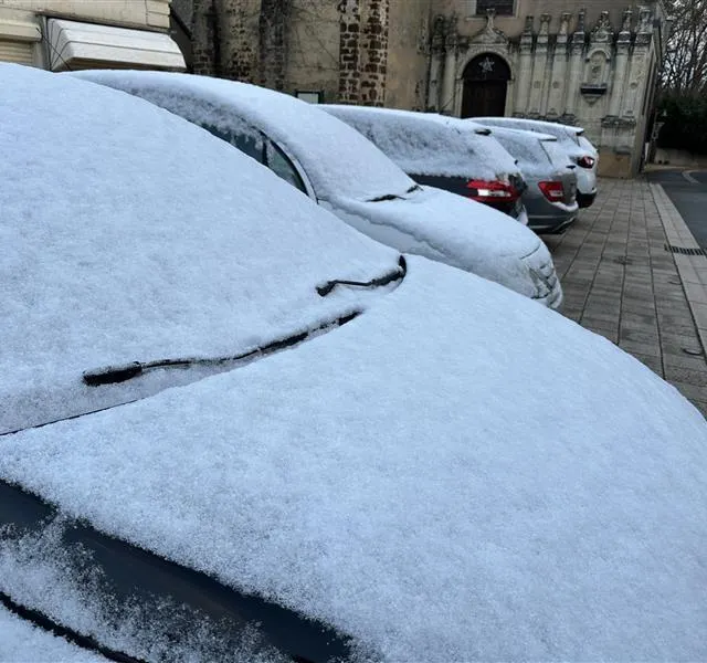 photo quelques centimètres de neige sont apparus sur les voitures, ce 25 décembre.  ©  ouest-france