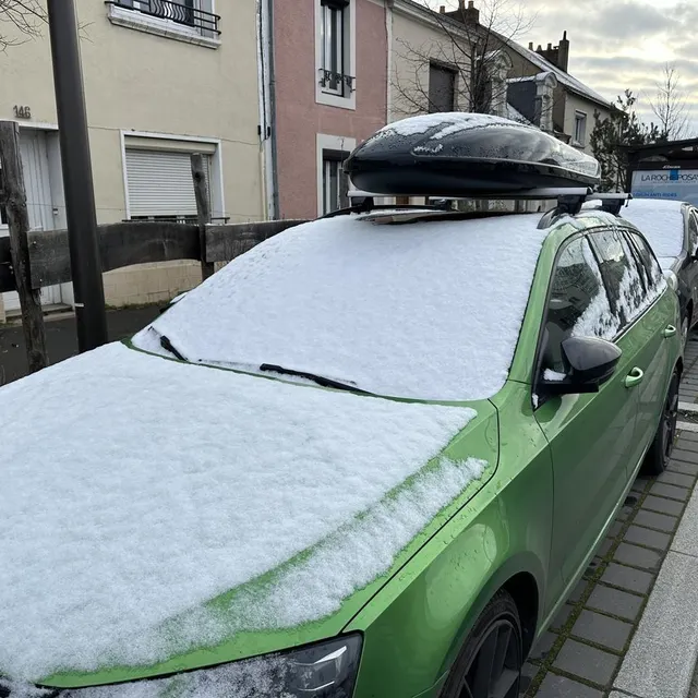 photo comme un petit goût de vacances au ski, au mans, pour cette voiture immatriculée au luxembourg.  ©  ouest-france
