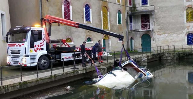 photo  il a fallu une matinée entière pour sortir le bateau en toute sécurité.  &copy;  le maine libre 