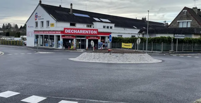 photo  un nouveau rond-point a été aménagé au niveau du magasin decharenton à flers, dans l’orne.  &copy;  ouest-france 