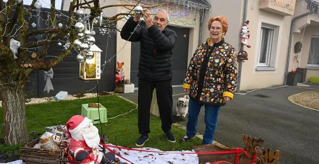 photo  tiercé, le 17 décembre 2025. gérard et christiane thomas se sont fait dérober des illuminations de noël dans leur jardin, au début du mois de décembre. leur histoire, reprise dans de nombreux médias et sur les réseaux, a suscité une grande vague d’empathie.  &copy;  co - laurent combet 