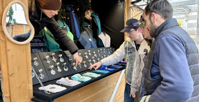 photo  angers, jeudi 25 décembre 2025. ces trois frères cherchent un cadeau à offrir le soir même à leur grand-mère.  &copy;  co – chloé bossard 